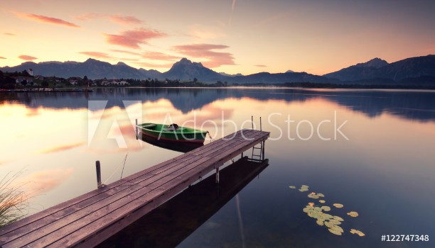 Bild på alter Holzsteg am See Alpensee zum Sonnenaufgang